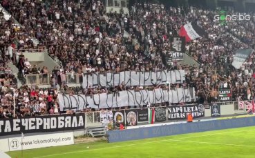 Феновете на Локомотив Пловдив на трибуна Бесика разпънаха транспарант срещу