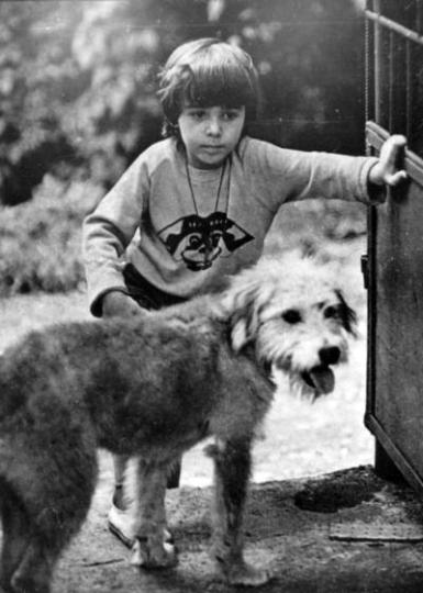 <p><strong>Веселин Прахов - &quot;Куче в чекмедже&quot;</strong></p>

<p>Веселин Прахов&nbsp;(роден през 1976 г.) става известен е с ролята си на малкия Митко във филма &bdquo;Куче в чекмедже&ldquo; от 1982 г. От&nbsp;90-те години на миналия век той живее в&nbsp;Испания&nbsp;и вече отдавна не се занимава с актьорство. Женен е и има една дъщеря.</p>