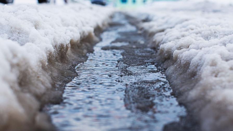 Зима посред лято: Дебела пелена от лед покри улици в Италия