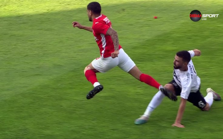 За 20 минути игра: Мартин Михайлов си изкара два жълти картона