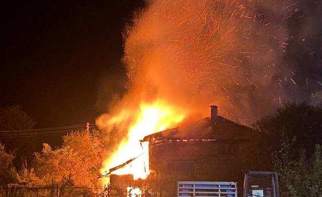 Пожар в жилищен блок в Димитровград, има жертва