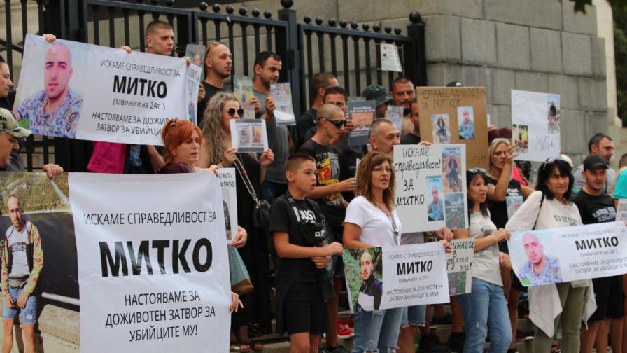 Жители на пловдивското село Цалапица се събраха на протест пред сградата на Съдебната палата в София с настояване за бърз и справедлив процес срещу всички замесени в случая с убийството на 24-годишния Димитър Малинов
