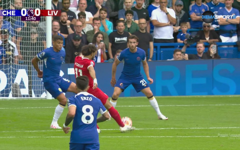 Удар на Енцо Фернандес беше блокира с блестящ шпагат от