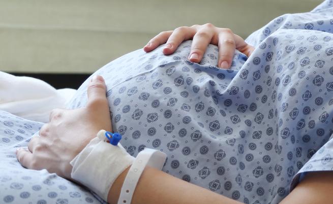 Търсят се кръводарители: 21-годишна родилка се бори за живота си след секцио