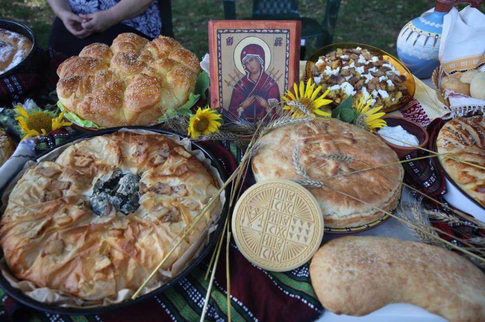 За 16-и път в Кюстендил Общината, Архиерейското наместничество с участието на читалища, кметствата, самодейни групи и състави организират празника "Панагия - Въздигане на хляба". По канона той се прави на Голяма Богородица.,  Днес акцентът е Изложение на обредни хлябове, което ще продължи от 10 до 14 ч. В 12 ч ще започне водосвет за здраве и благоденствие.