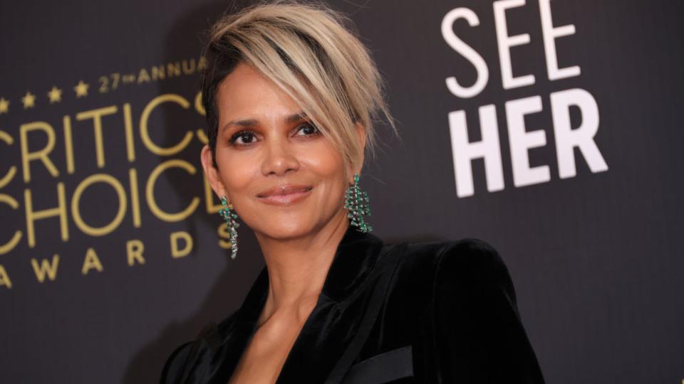 Хали Бери се съблече в Instagram за да отбележи 20-годишнината