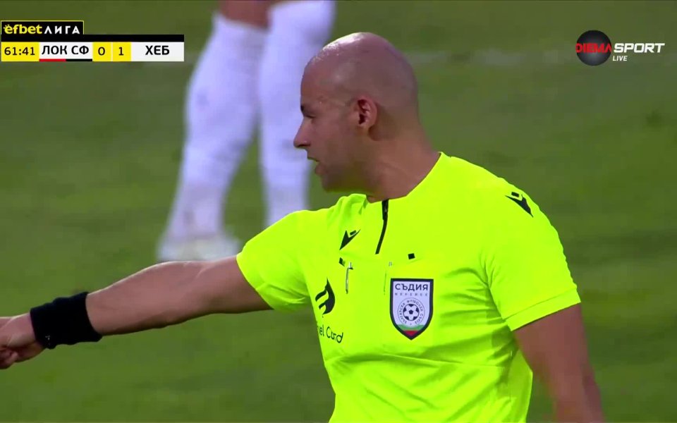 В 63-ата минута се стигна и до най-спорното положение в