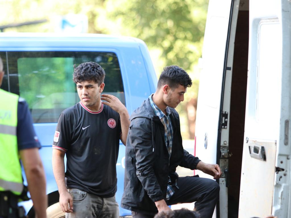 Над30 мигранти са открити на турско българската граница в камион с