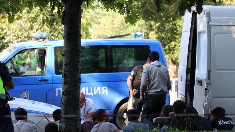 След катастрофа: Хванаха бус с 49 мигранти в центъра на София (СНИМКИ)