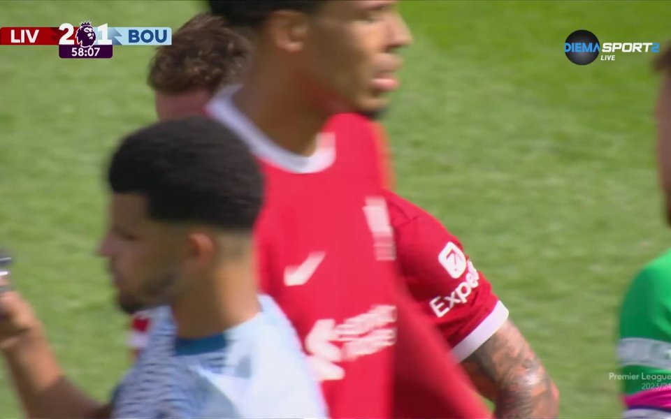 В 58-ата минута мърсисайдци останаха с човек по-малко, след като Алексис