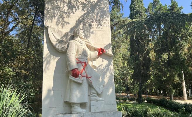 Оскверниха паметника на Съветската армия в Стара Загора