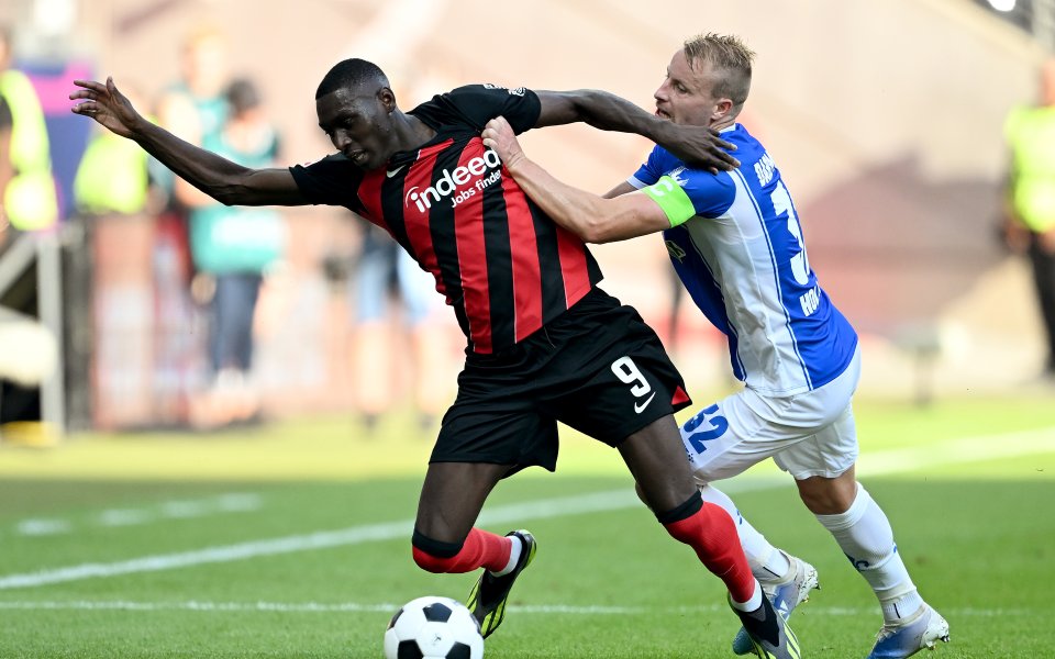 Айнтрахт Франкфурт e получил първа оферта за нападателя Рандал Коло