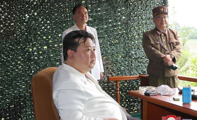 Ким Чен-ун наблюдава изпитания на стратегически крилати ракети