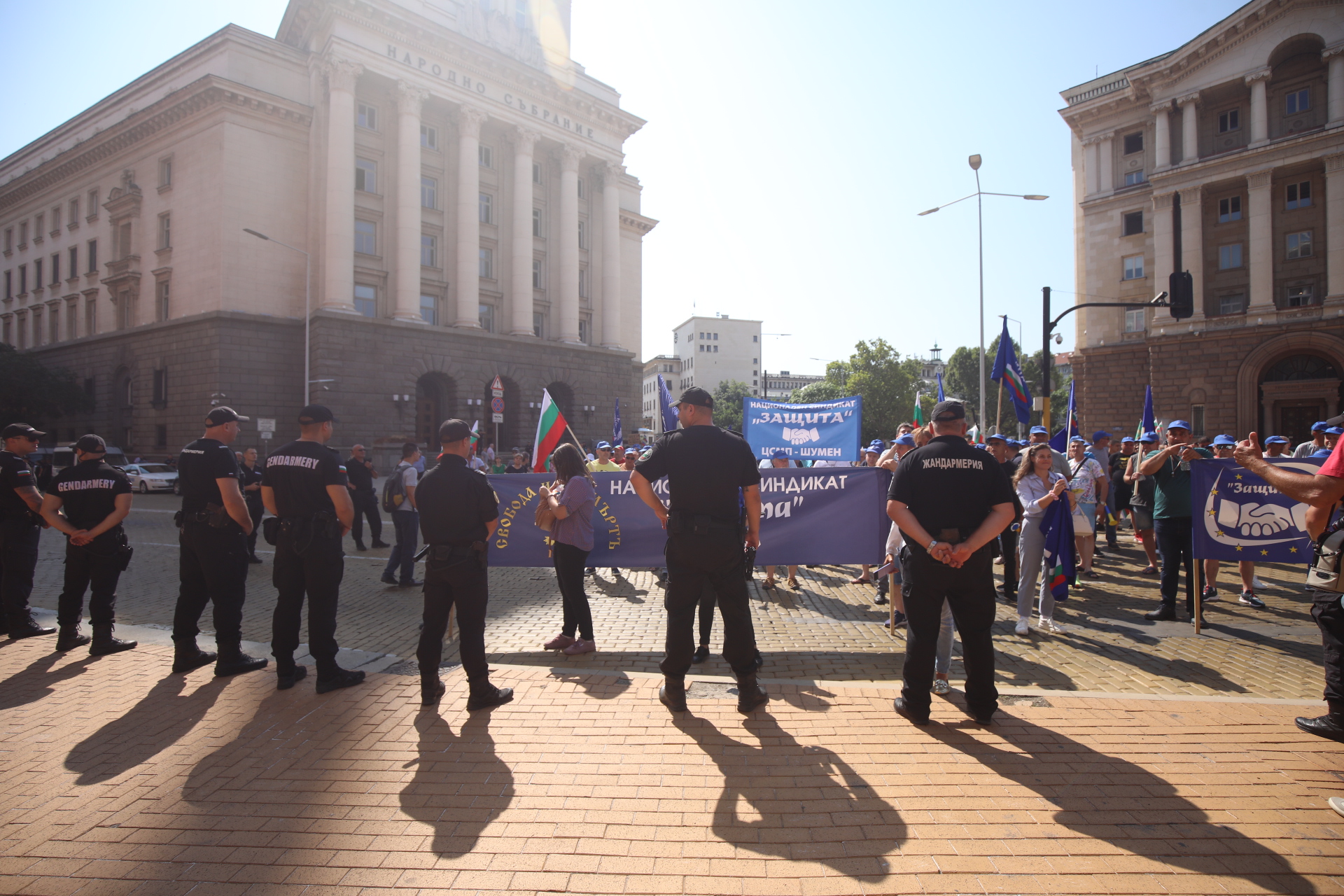 <p>Спешните медици отново излязоха на протест. Демонстрацията е организирана от синдикат &bdquo;Защита&rdquo;.</p>