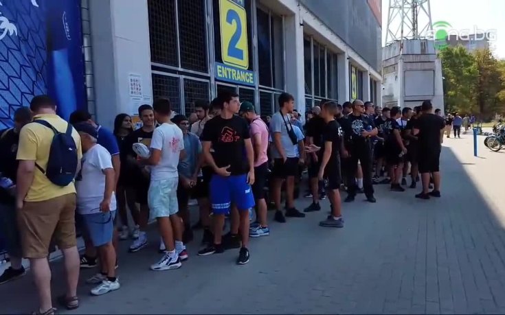Фенове на Левски пеят песни и се забавляват на опашката за билети (видео)