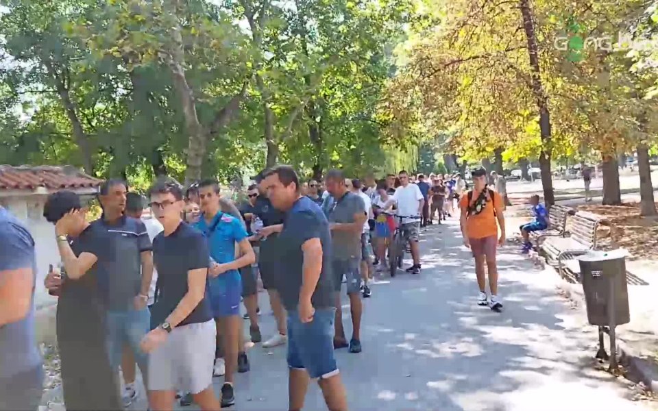 Огромни опашки се извиха на двете каси на стадион Георги