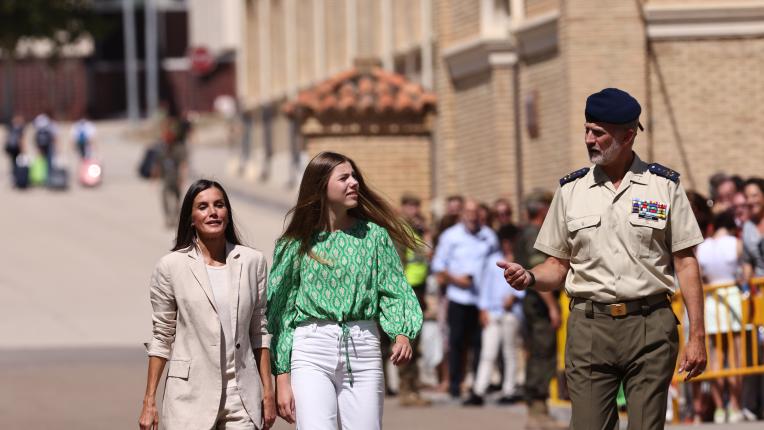 Испанският крал и кралица изпратиха голямата си дъщеря в казарма