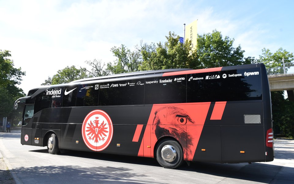 Автобусът на Айнтрахт Франкфурт вече е в София, като возилото