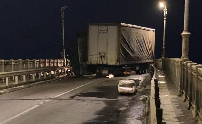 Камион катастрофира и блокира „Дунав мост” при Русе (СНИМКИ)