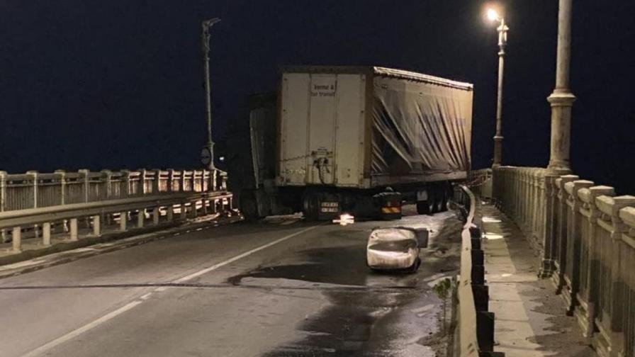 Камион катастрофира и блокира „Дунав мост” при Русе (СНИМКИ)