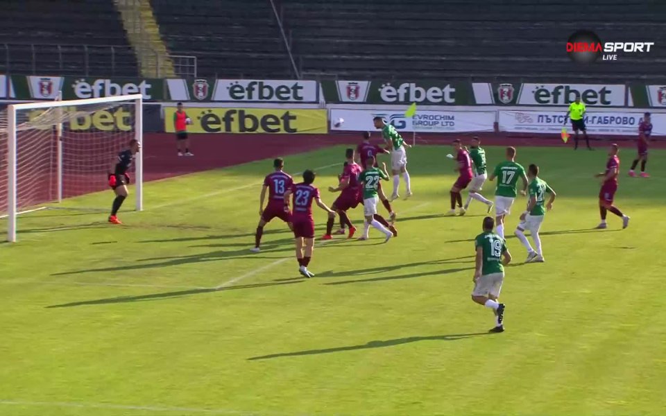 Титулярният вратар на Славия - Светослав Вуцов, изгледа мача Янтра