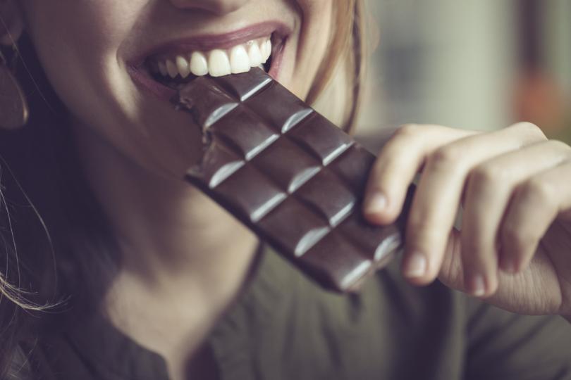 <p><strong>Шоколад</strong></p>

<p>Шоколадът е друга храна, която може да предизвика отпускане на езофагеалния сфинктер (или клапата), което, подобно на мента и цитрусови плодове, е възможно да доведе до киселини и лошо храносмилане. Някои хора са чувствителни към една или някои от тези храните, така че е много индивидуално.</p>

<p>Вместо това опитайте: Ако шоколадът води до симптоми на киселини и лошо храносмилане, опитайте да ограничите консумацията му. Не е задължително да се откажете от него завинаги, но може да го избягвате известно време.</p>