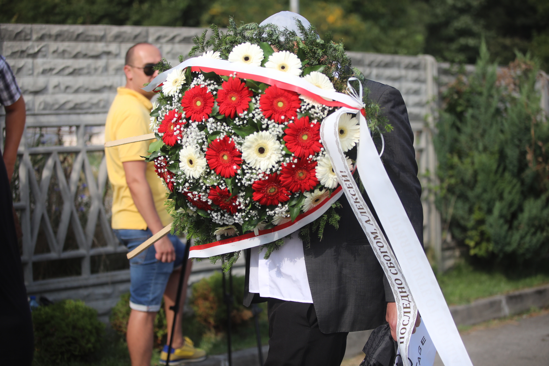 <p>Близки и познати изпращат Алексей Петров в последния му път. Поклонението е в Православен гробищен парк &quot;Св. Архангел Михаил&quot; в кв. &quot;Бояна&quot; в София</p>