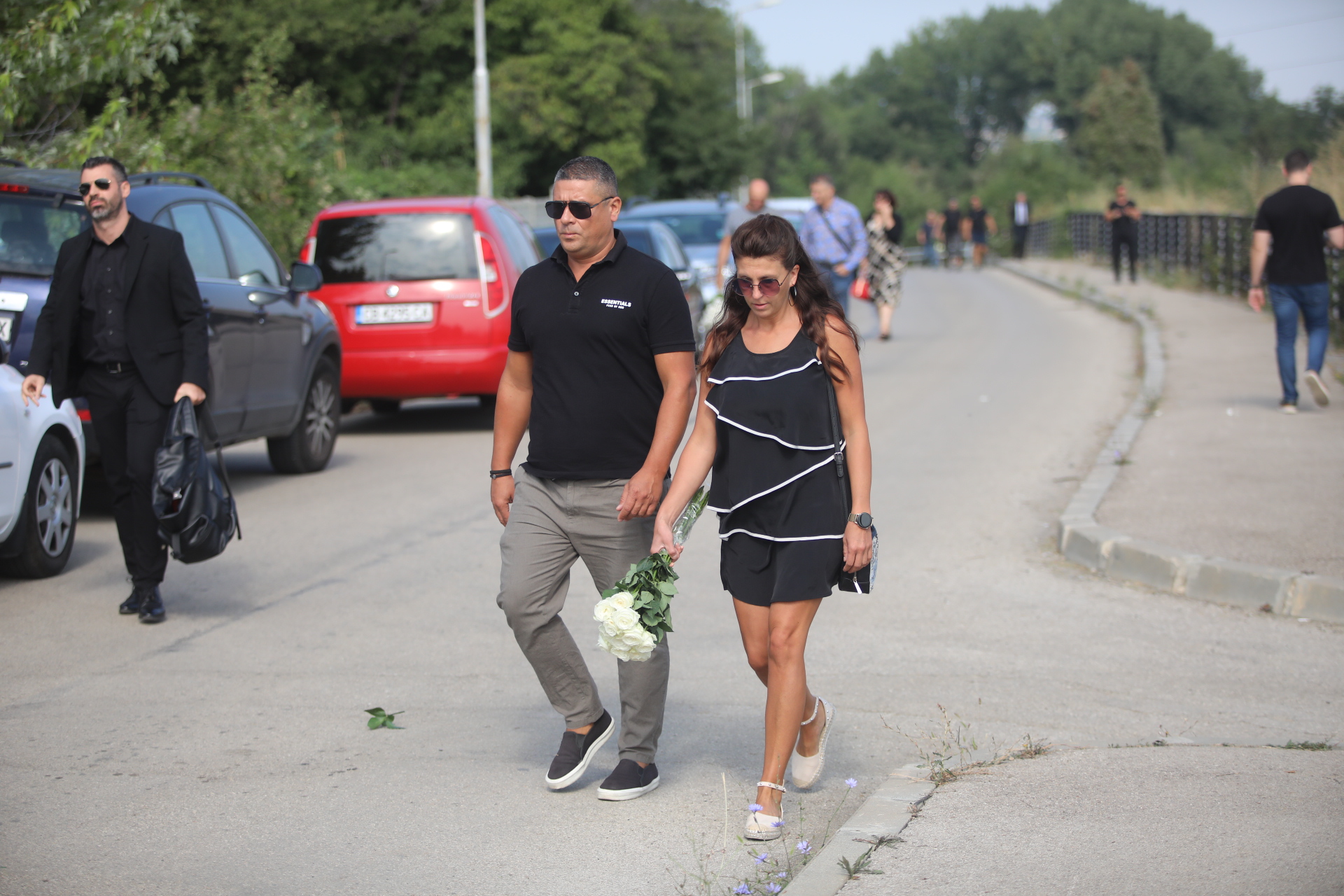 <p>Близки и познати изпращат Алексей Петров в последния му път. Поклонението е в Православен гробищен парк "Св. Архангел Михаил" в кв. "Бояна" в София</p>