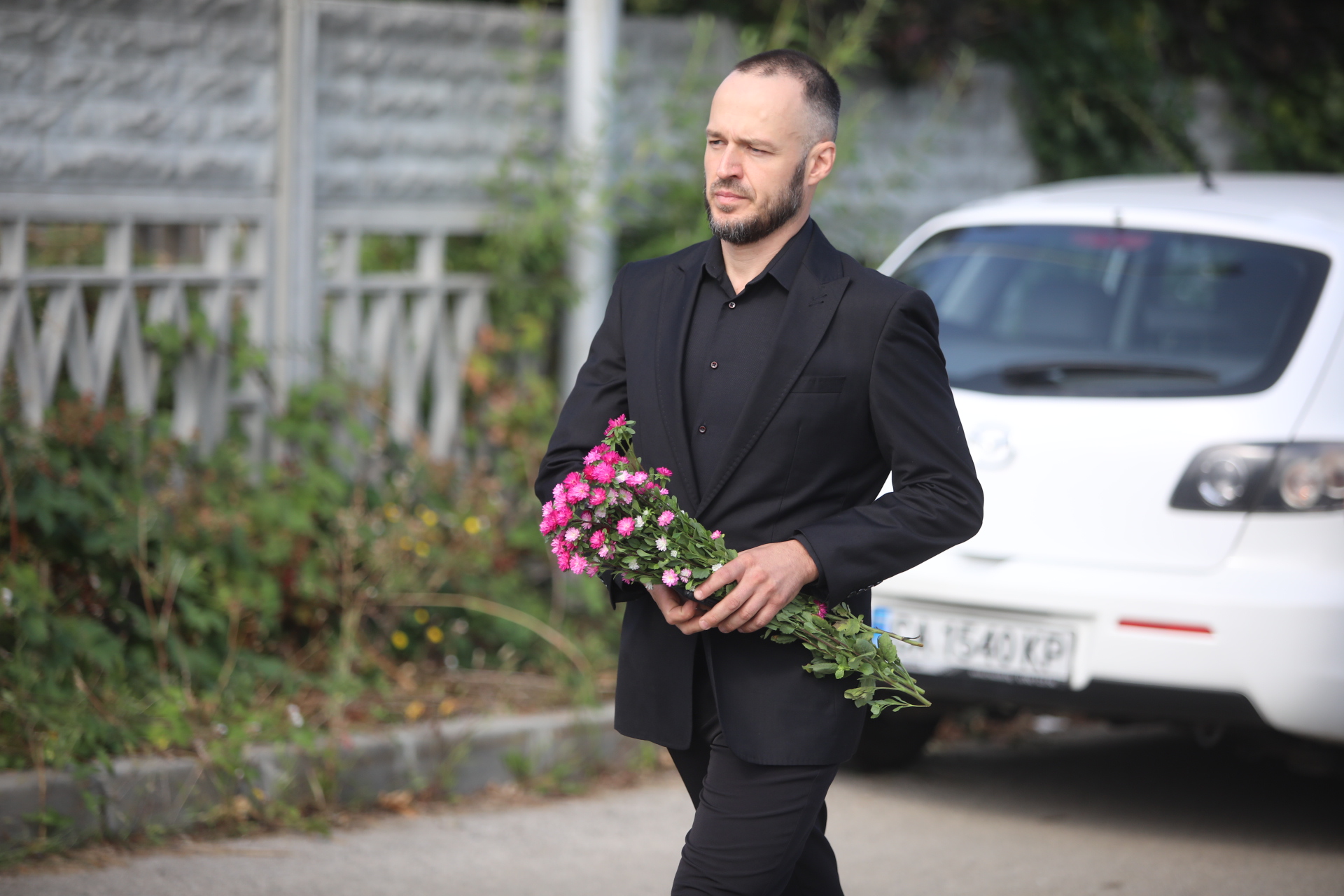 <p>Близки и познати изпращат Алексей Петров в последния му път. Поклонението е в Православен гробищен парк "Св. Архангел Михаил" в кв. "Бояна" в София</p>