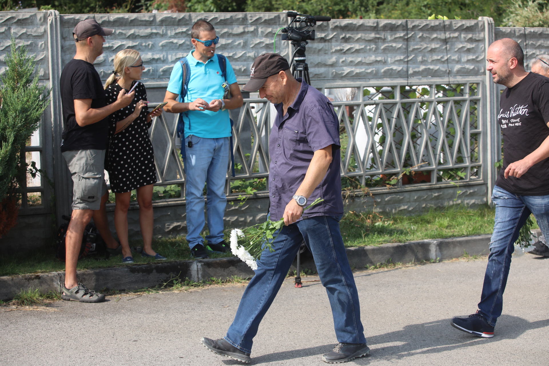 <p>Близки и познати изпращат Алексей Петров в последния му път. Поклонението е в Православен гробищен парк &quot;Св. Архангел Михаил&quot; в кв. &quot;Бояна&quot; в София</p>