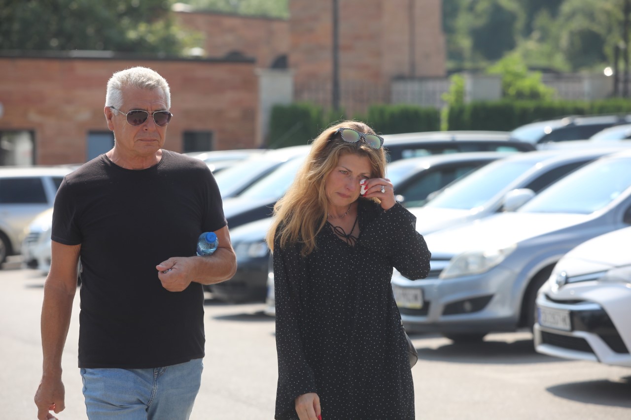 <p>Близки и познати изпращат Алексей Петров в последния му път. Поклонението е в Православен гробищен парк "Св. Архангел Михаил" в кв. "Бояна" в София</p>