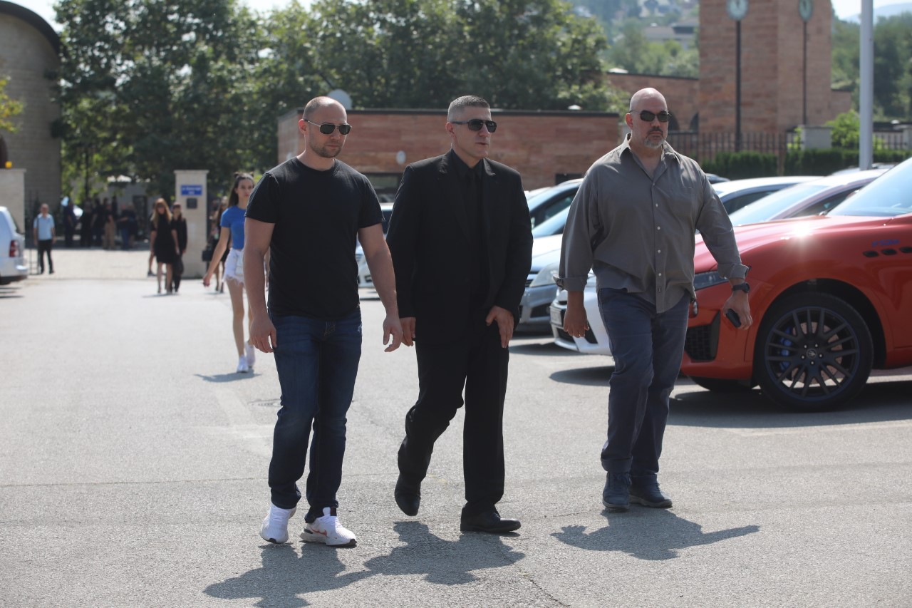 <p>Близки и познати изпращат Алексей Петров в последния му път. Поклонението е в Православен гробищен парк "Св. Архангел Михаил" в кв. "Бояна" в София</p>