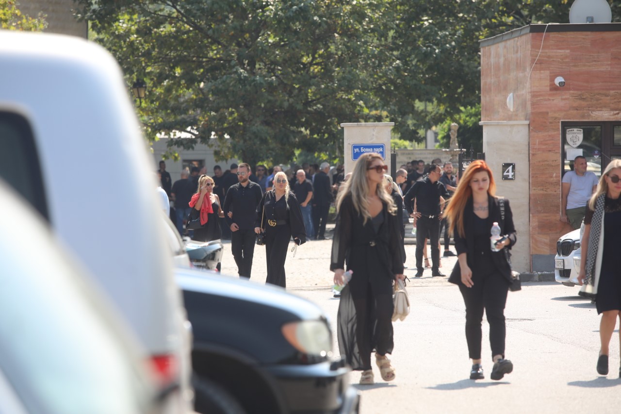 <p>Близки и познати изпращат Алексей Петров в последния му път. Поклонението е в Православен гробищен парк &quot;Св. Архангел Михаил&quot; в кв. &quot;Бояна&quot; в София</p>