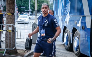 Футболистите на Левски пристигнаха на стадион Васил Левски за ключовия