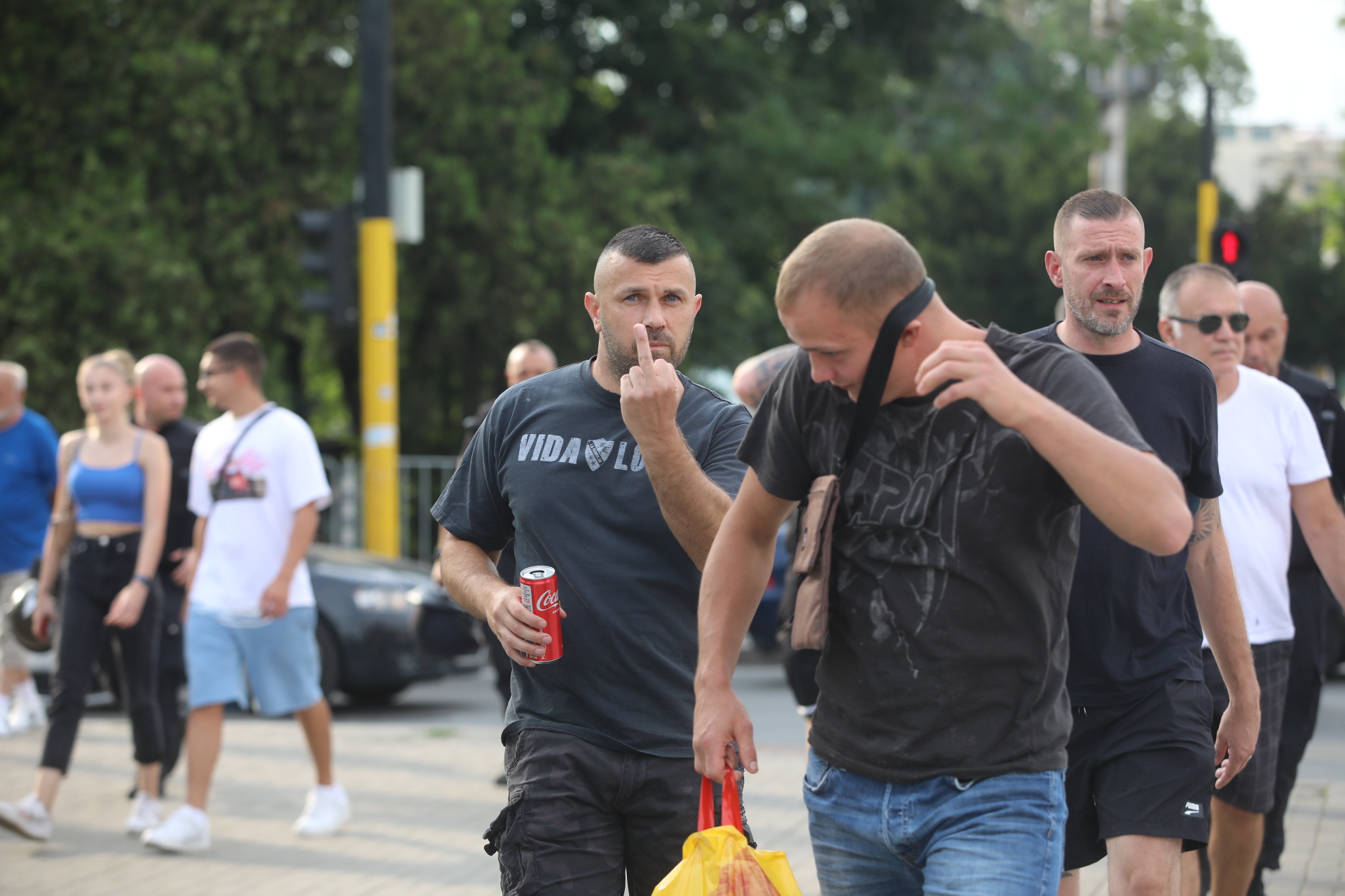 <p>Фенове Айнтрахт се събраха пред Националния стадион &quot;Васил Левски&quot;</p>