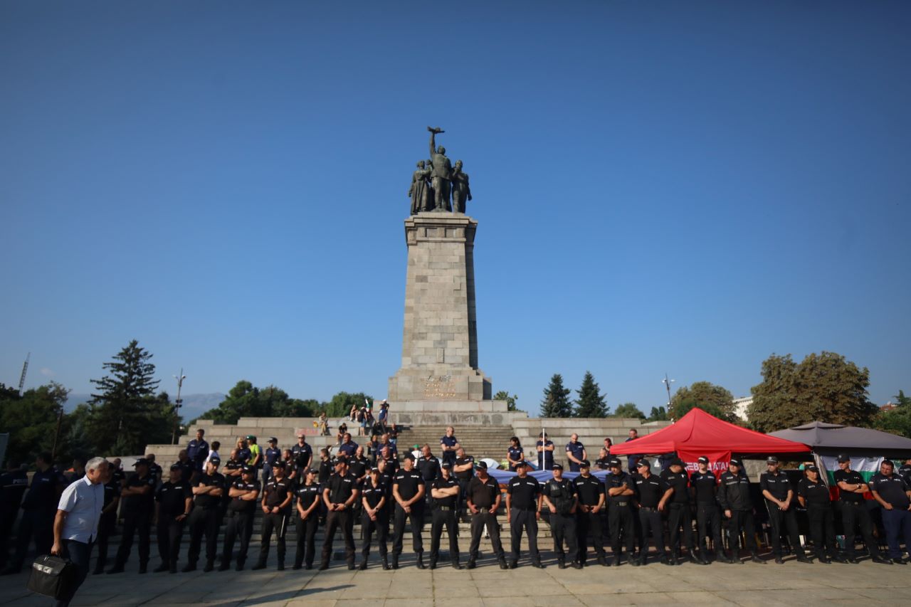 <p>Заграждат Паметника на Съветската армия с високи и плътни огради. В района има засилено полицейско присъствие, униформени служители на реда са оградили паметника от всички страни.</p>