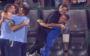 Радост по бразилски: Рикардиньо вдигна във въздуха Николай Костов (видео)