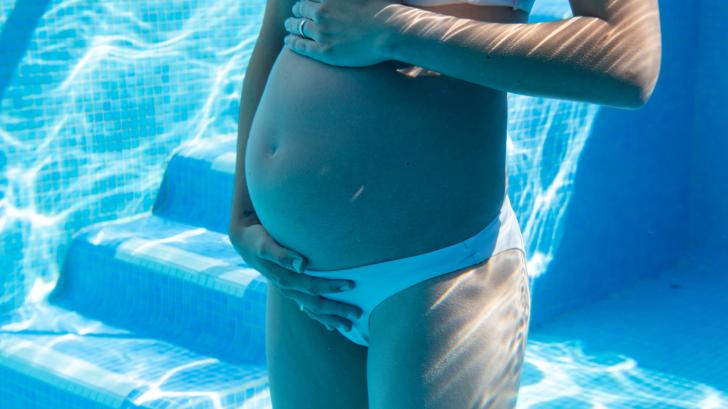 Могат ли бременните да плуват в басейн с хлор?