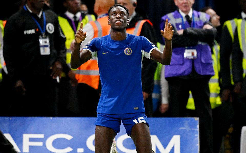 От доста време Челси изпитва проблеми с позицията на централен