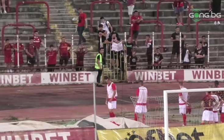 Метнаха бутилка по футболистите на ЦСКА (видео)