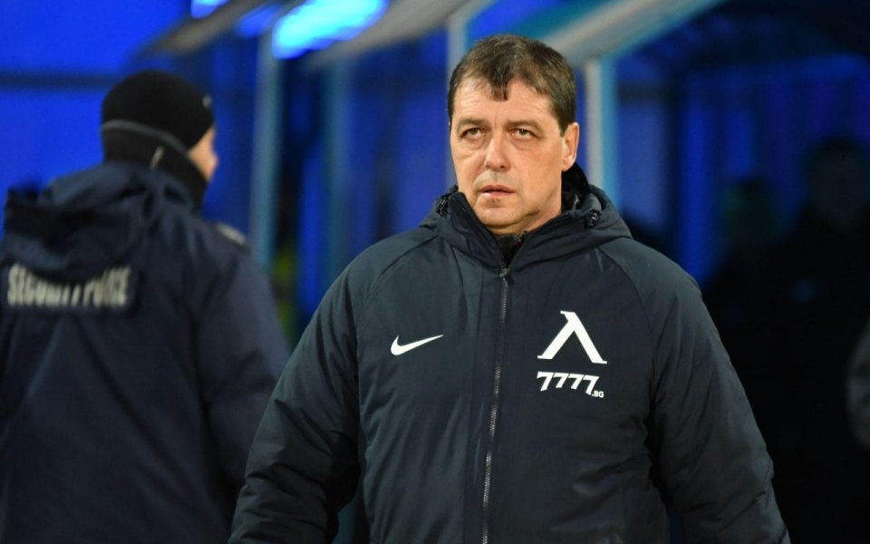 Левски подкрепи бившия си защитник и треньор Петър Хубчев. Легендарният