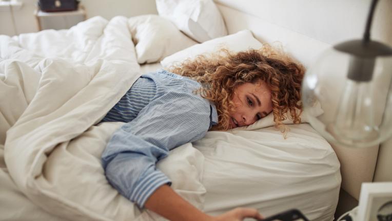  Потенциалните рискове на спането с телефон до главата 