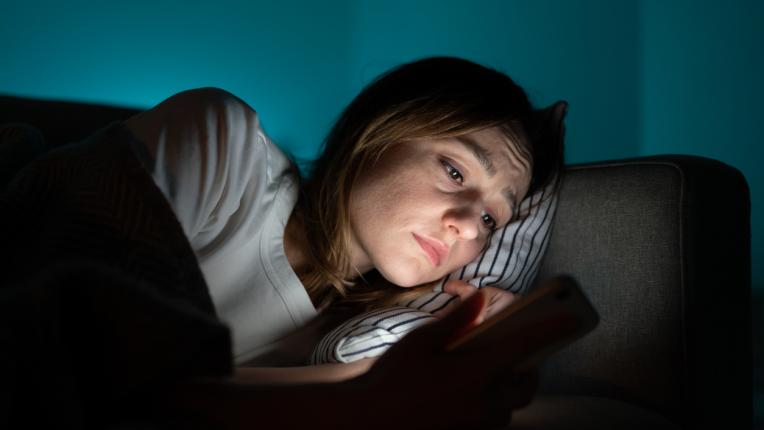 Какво се случва с тялото ви, ако спите с телефон до главата