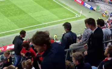 Феновете на Аякс започнаха да напускат стадион Йохан Кройф Арена