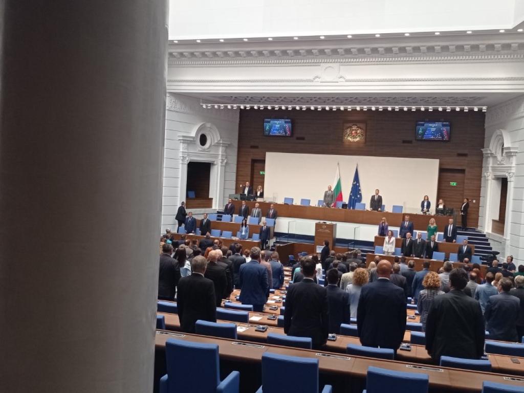 Депутатите приеха предложението на ГЕРБ СДС ПП ДБ и ДПС
