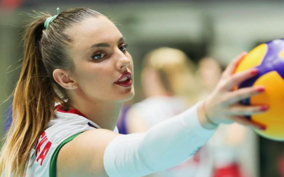 От 1 г. тя играе в Италия, а преди това