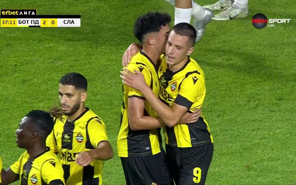 В 38-ата минута Ивелин Попов изведе с ювелирен пас Акере