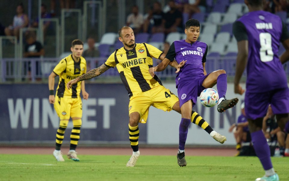 Ботев Пловдив се раздели със защитника Роберто Пунчец, обявиха от клуба. 