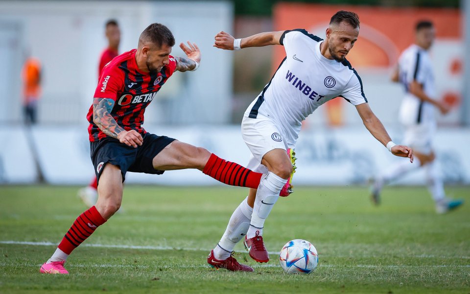 Локомотив София и Етър играят при 1:3 в мач от