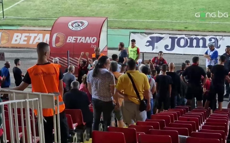 Веднага след загубата с 1:3 от Етър феновете на Локо